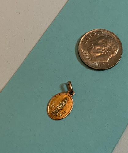 18KT Yellow Gold Miraculous Mary Medal Pendant Charm 13mm .45 Grams - Picture 3 of 3