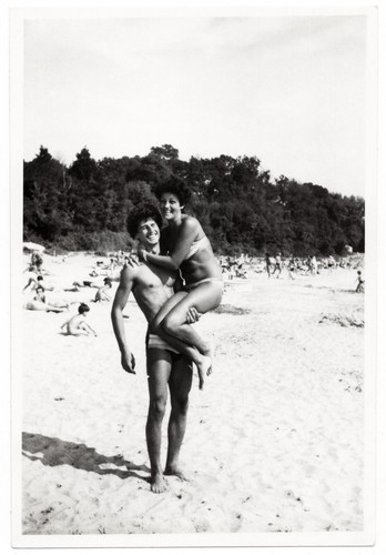 JUNGS & MÄDCHEN PFERTEN Strand Spaß gutaussehender Kerl hübsche Frau Vintage Gay int +8102 - Bild 2 von 2
