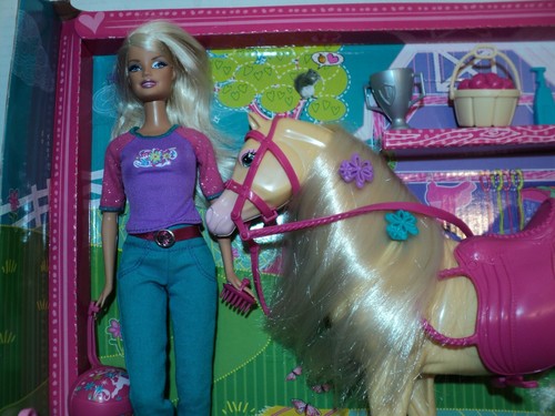 Barbie and Tawny barnyard play set complete with box - Picture 2 of 6
