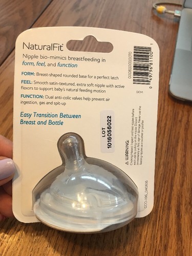 Chicco NaturalFit Nipple 0M+ Straight Slow Flow 1 Pack BPA-free Baby Bottle-NEW - Picture 2 of 2