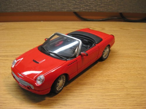 1/18 RETRO FORD THUNDERBIRD BY MAISTO IN RED , WITH BOTH TOPS NO BOX - Picture 10 of 20