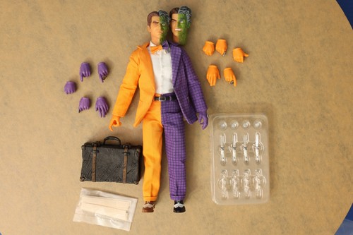 Mezco ONE:12 Batman│ Golden Age Batman vs Two-Face 2-Pack - Picture 2 of 12