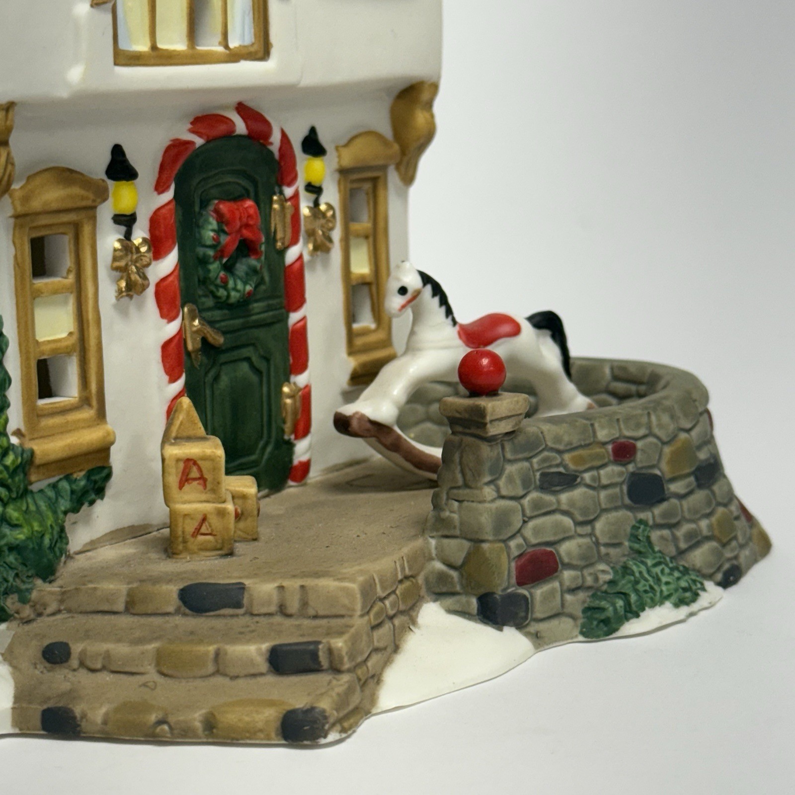 Heartland Valley Village Santa’s Workshop Porcelain Lighted House Retired READ