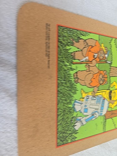  VINTAGE 1983 STAR WARS RITORNO DELLO JEDI TAVOLA DI SUGHERO EWOKS C3-PO R2-D2 Rara  - Foto 2 di 11