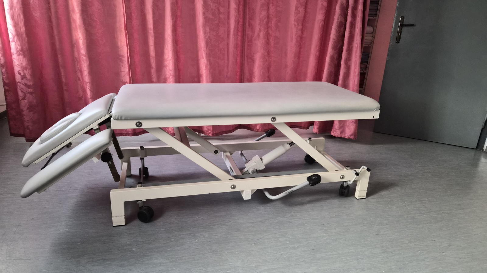 Behandlungsliege pneumatisch für Physiotherapie.