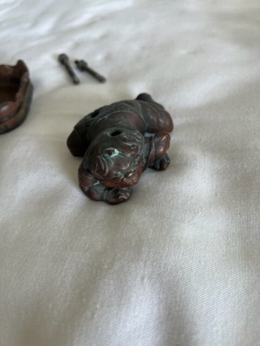 Japanese Bronze Okimono WAR GOD BATTLING ONE ONI - WARRIOR AND ONI ON STAND - Picture 11 of 15