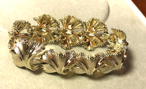Beautiful Vtg 7"x 1" BRACELET Gold Tone Swirls Leaves Thin Ribbed Design - Picture 2 of 7