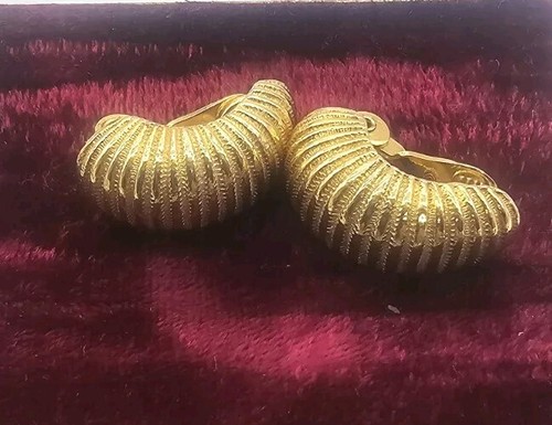 Monet Ribbed "Snail" Clip EARRINGS Goldtone Statement Classic Vintage - Picture 5 of 6