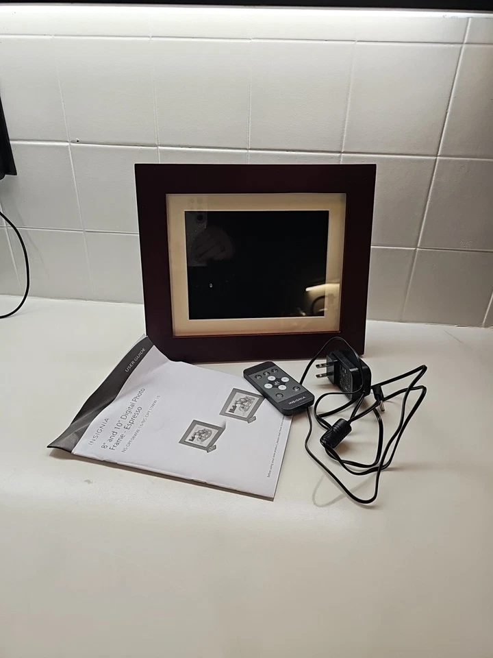 Marco de fotos digital Insignia Espresso 8" NS-DPF08WW-16 Foto 3 de 4