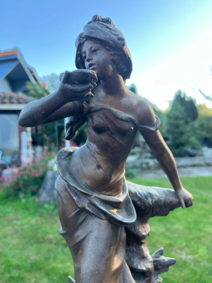 Sculpture en régule signée Auguste Moreau – Jeune femme drapée, fin XIXᵉ - Photo 2/4