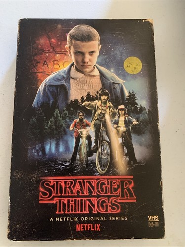 Retro VHS Style Stranger Things Season 1 Bundle Blu-Ray Collector's Edition - Picture 1 of 4