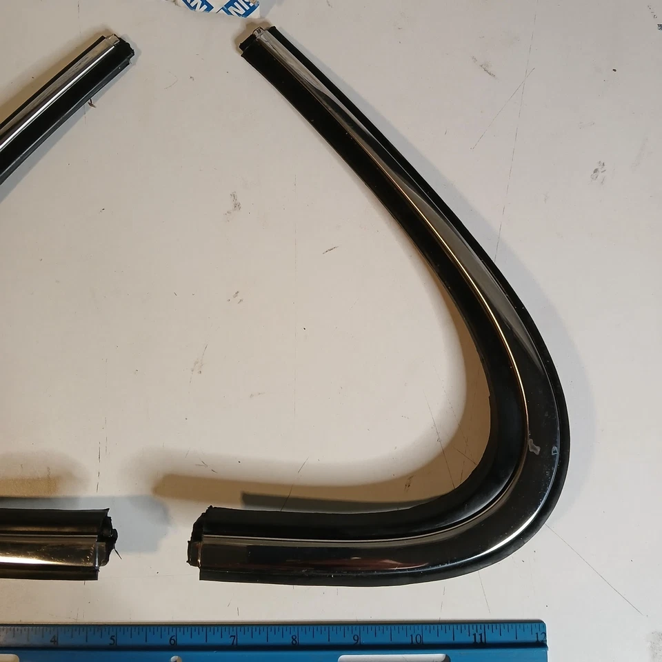 Par de molduras de ventana trasera Nissan Sentra 1995-1997 L+R NOS OEM 282287-0M000 Foto 3 de 4