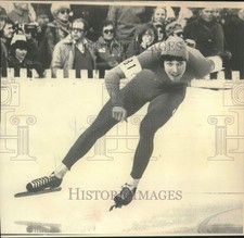1976 Press Photo Speed skater Peter Mueller races toward Gold medal for the US