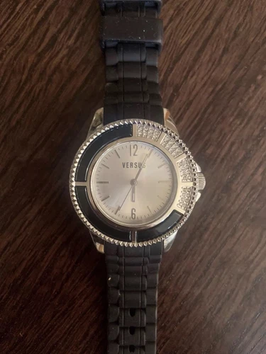 Orologio Unisex Versus by Versace 3C64300000 Cristallo Quadrante Argento Gomma Nera