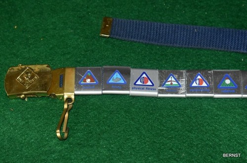 VINTAGE BOY SCOUT - CEINTURE CUB SCOUT AVEC 13 BOUCLES DE CEINTURE SPORT RÉCOMPENSES - Photo 2 sur 3