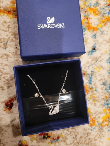 NIB Swarovski Crystal Swan Pendant Necklace and matching Earrings Set Great gift - Picture 2 of 7