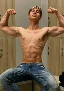 Fucked desert male bodybuilder