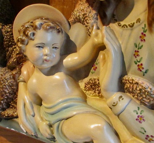 BEAUTIFUL ANTIQUE WALL HANGING HOLY FAMILY CHALKWARE ON WOOD - Picture 4 of 9
