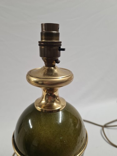 Lámpara de mesa vintage con base dorada/verde y pantalla beige/crema diseño clásico - Imagen 7 de 19