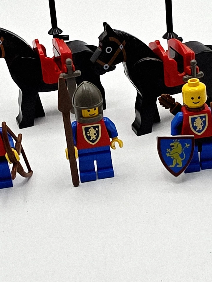 LEGO CASTLE Lion Knights W/weapons, Horses Lot Of 5 Figures - Image 3 of 4
