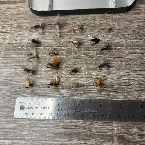 VTG Lot Small Hand Tied Fishing Flies Fly Mixed W Case Feathers Mixed Colors - Picture 12 of 19