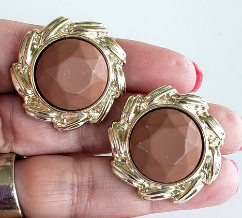 Vintage Orecchini a clip in plastica marrone sfaccettata tonalità oro 1-5/16" rotondi - Foto 2 di 6