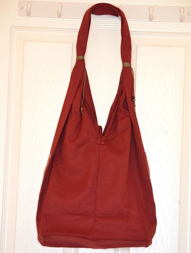 Bolso de hombro de algodón hecho a mano con diseño de brocado en color rojo - Imagen 2 de 5