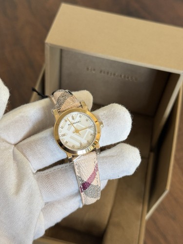 Reloj Burberry para dama The Classic City 26 mm oro amarillo diamante BU9226 - Imagen 2 de 7