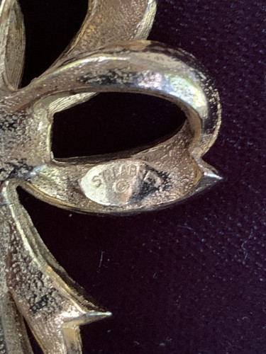 Broche prendedor vintage St. Labre tono dorado lazo esmalte blanco firmado EE. UU. - Imagen 5 de 7