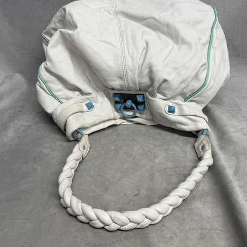 Bolso de hombro Betsey Johnson para mujer de cuero de cordero blanco azul con tachuelas Hobo Bolso de mano - Imagen 4 de 15