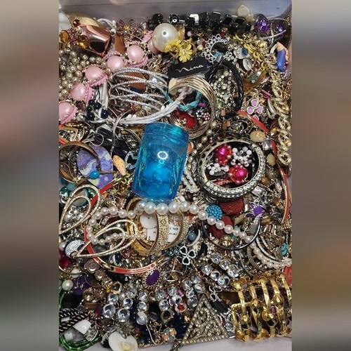 10+ LB JEWELRY LOT CRAFT REPURPOSE BROKEN VINTAGE COSTUME SUPPLY - Picture 15 of 15