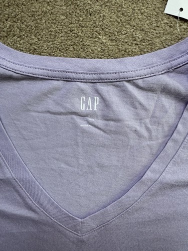 Camiseta para mujer GAP púrpura con cuello en V 💜 talla S, algodón - Imagen 2 de 4