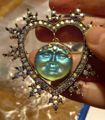 Happy MOONFACE BROOCH Snowflake DANGLE HEART Sparkly Glam VINTAGE STYLE - Picture 3 of 24