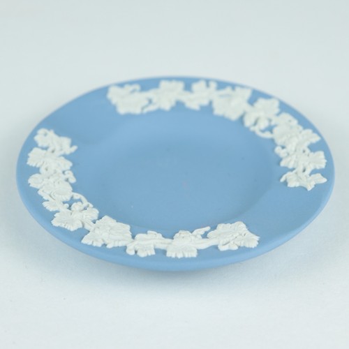 Wedgwood Jasperware 2 Slot Ashtray with Grape Leaf Design 1956 Blue White 3.75" - Picture 4 of 4