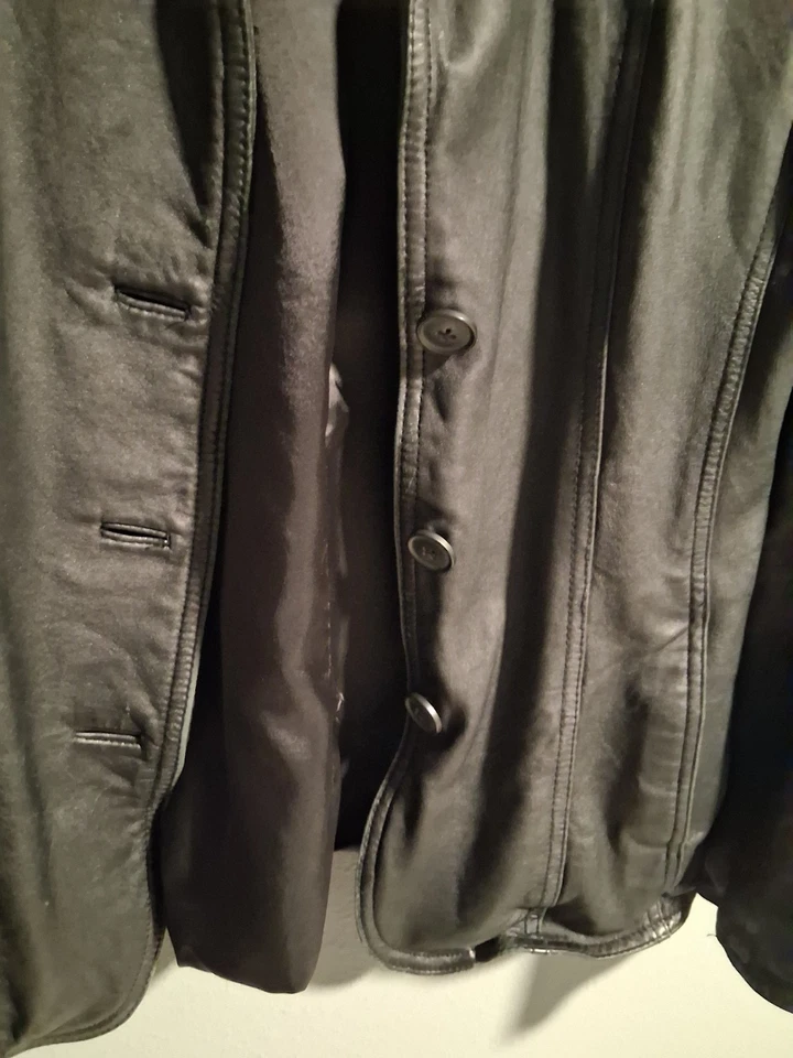 Jaqueta de Moto Alfani Couro Sintético Preta Feminina Tamanho Médio Motociclista Vintage Baddie - Imagem 3 de 4