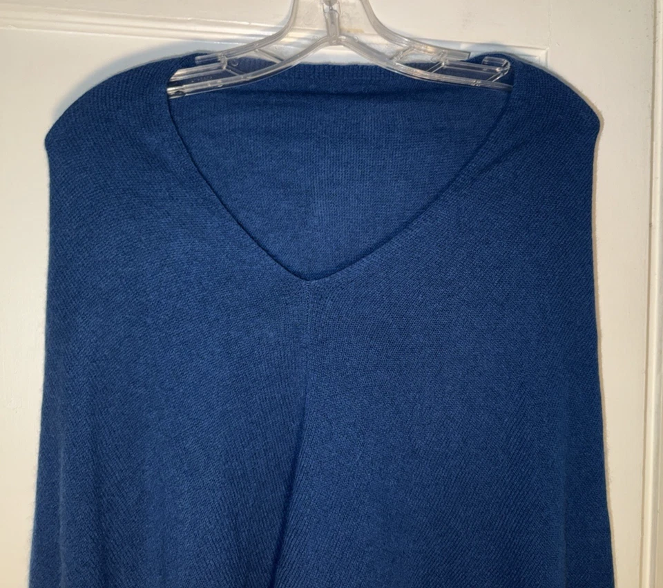 Poncho Suéter Topper Azul Claudia Nichole 100% Cachemira Talla O/S Foto 2 de 4