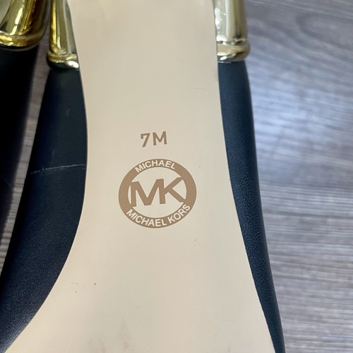 Zapatos de salón Michael Kors Michael Kors de cuero con logotipo negro y dorado nuevos sin caja, talla 7B - Imagen 11 de 11