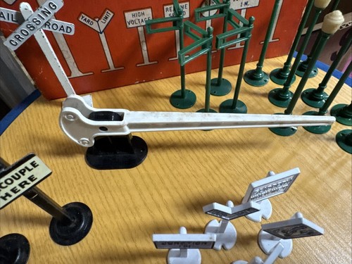 DE COLECCIÓN 37 Piezas TREN FERROCARRIL SEÑALES DERECHO DE PASO EE. UU. MiniJuguetes Antiguos M-91 - Imagen 15 de 15