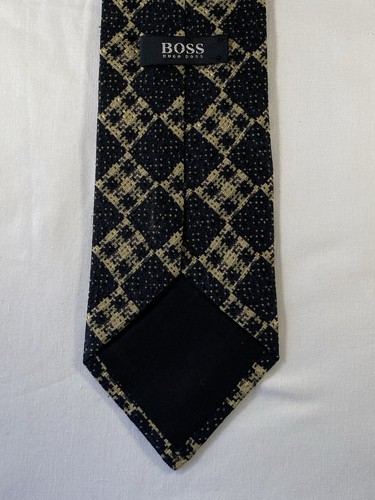 Corbata ancha de seda Hugo Boss vintage - geométrica negra/dorada - sensación de lana - Imagen 3 de 4