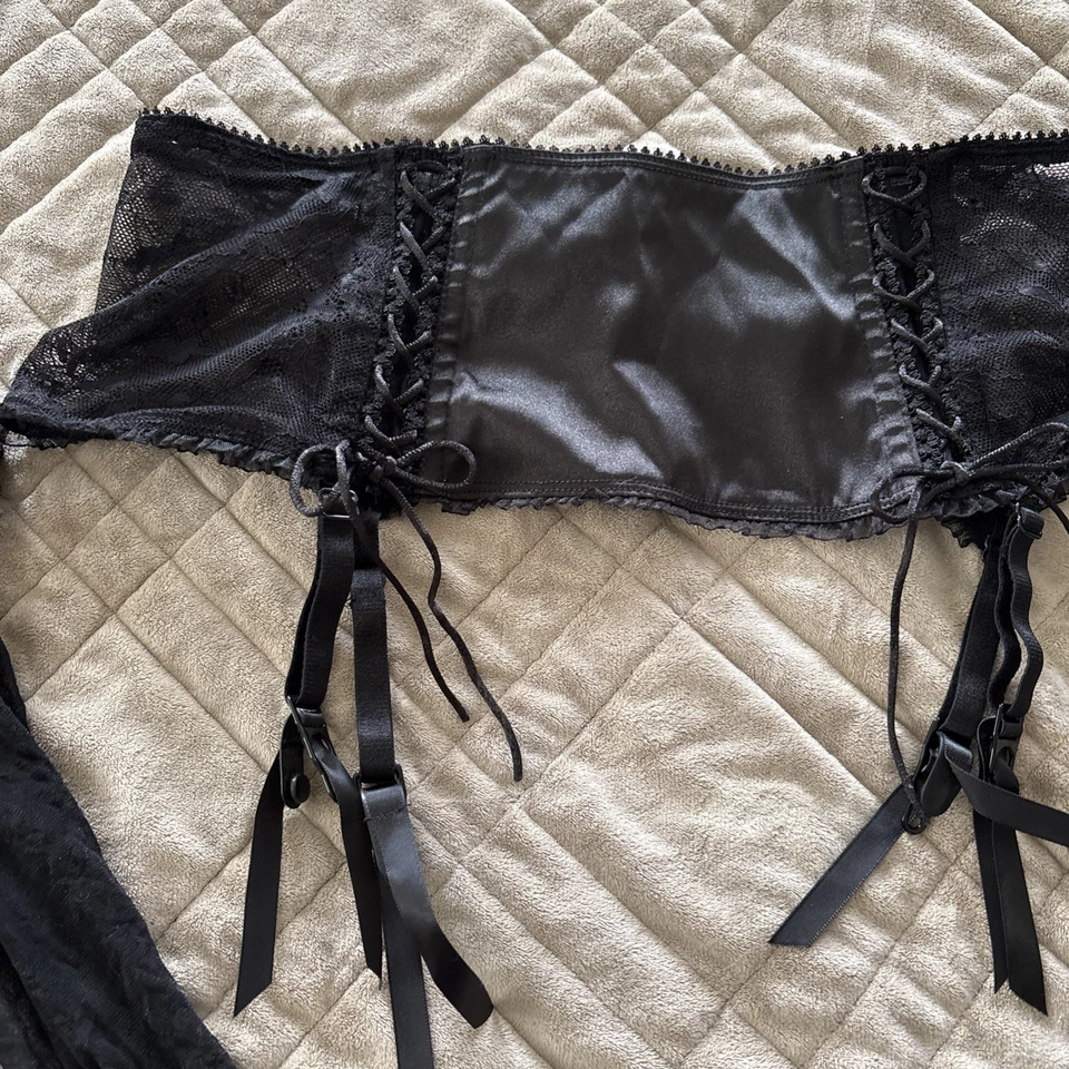 Liga de encaje negra Frederick’s Of Hollywood, talla M con medias negras hasta el muslo Foto 3 de 4