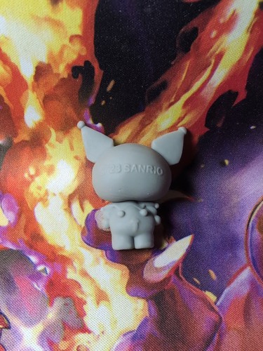 Bolso Ciego Hello Kitty & Friends Squishies GRIS KUROMI Squishies Nuevo Difícil de Encontrar Raro - Imagen 2 de 3