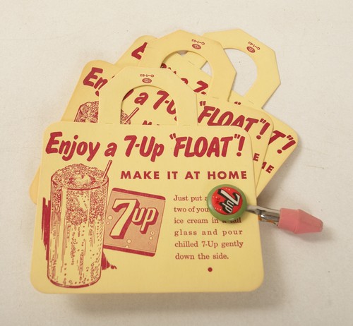 Articoli pubblicitari 7up (R3F/JSF6) 3 appendiabiti bottiglie e bottone matita - Foto 1 di 6