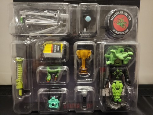 Roblox Social Medusa Influencer with Selfie Stick Action Figure Set  - Bild 2 von 3