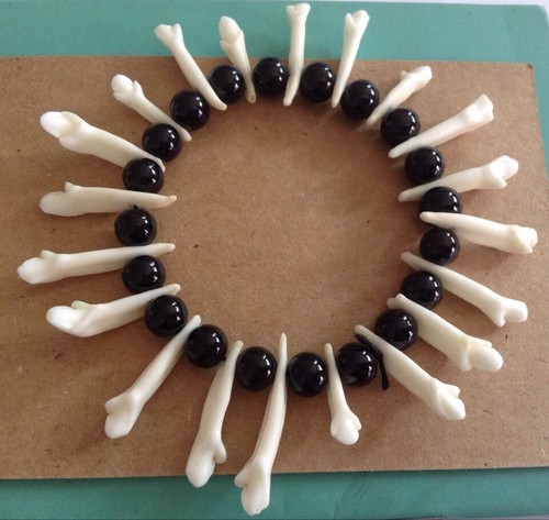 Nuevo Brazalete Brazalete Elástico Amuleto Trenzado Cuentas Hueso Diente Blanco 2 Estilos - Imagen 1 de 11