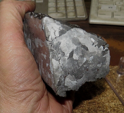 BEAUTIFUL 1176 GM ETCHED CAMPO DEL CIELO METEORITE QUARTER CUT 2.58 LBS - Picture 6 of 8