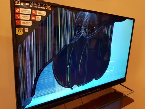 Tv 50 pollici 4k smart Telesystem nuovo arrivato con schermo rotto USO RICAMBI - Foto 2 di 3