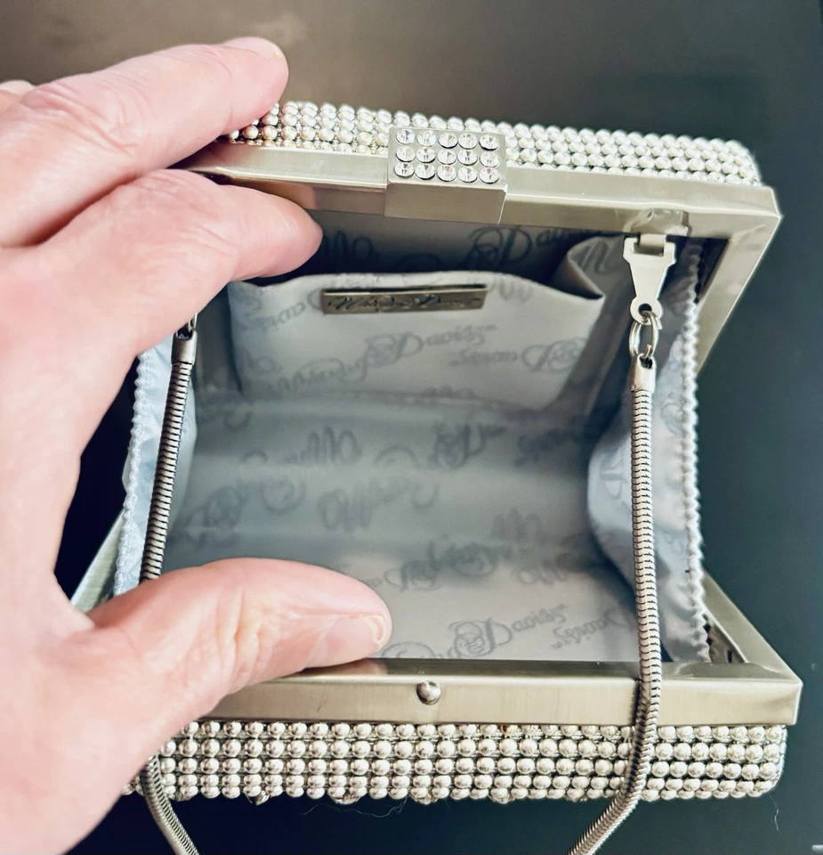 Bolso sin asas de noche Whiting & Davis de cristal plateado - Cartera vintage con cadena Glam Box Foto 4 de 4