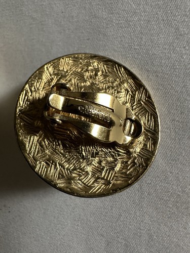 Pendientes con clip vintage firmados Givenchy tono dorado logotipo frontal - Imagen 4 de 7