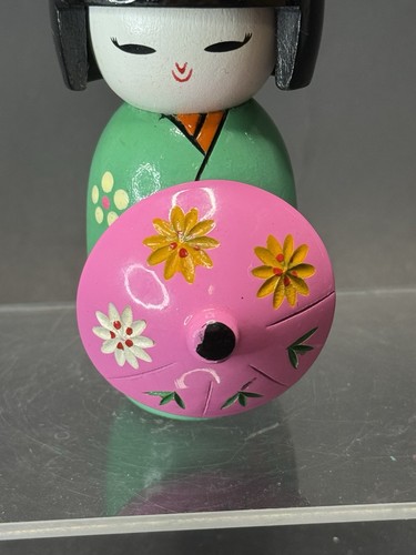 Muñeca Kokeshi niña con sombrilla rosa firmada - Imagen 3 de 7