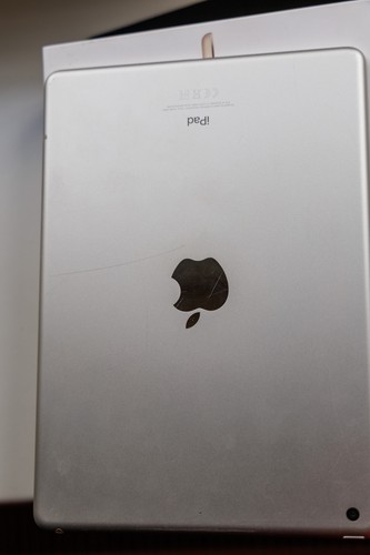Apple iPad 6. Gen. 128GB, WLAN, 24,64 cm, (9,7 Zoll) - Silber - Coverhülle - Bild 6 von 9